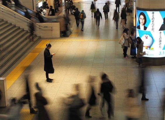 Un grupo de personas caminando en un aeropuerto Descripción generada automáticamente con confianza media